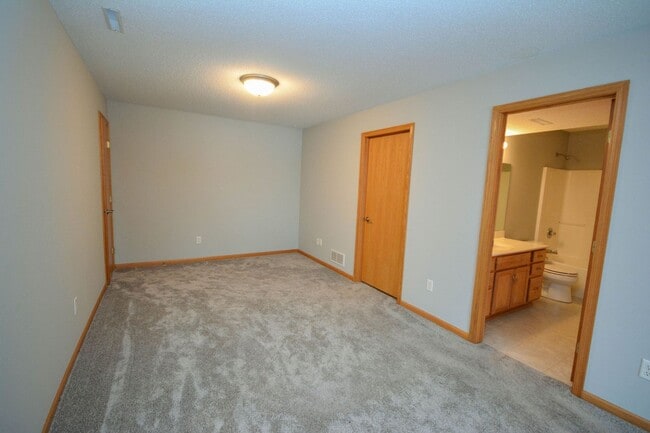 Building Photo - Twin home with walk-out basement & great updates!