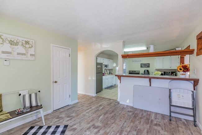 Building Photo - Super cute updated home!