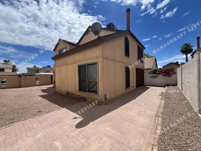 Building Photo - Charming 3 Bedroom, 2.5 Bath Home in North...