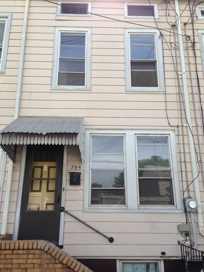 Building Photo - 755 Beatty St