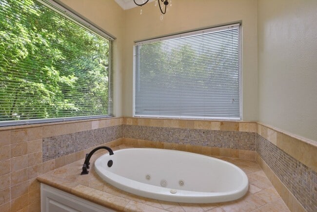 Building Photo - Beautifully Updated 4 Bedroom, 2.5 Bathrooms, 2-Story Home in West Round Rock