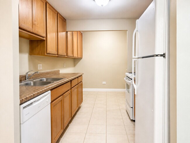 Building Photo - 8 Oak Creek Dr