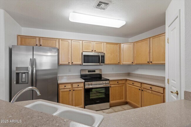 Building Photo - 15221 N Clubgate Dr