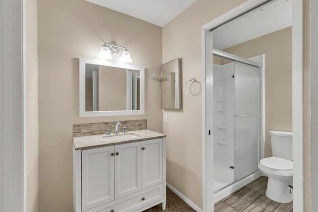 Building Photo - Updated 3 Bed 1.5 Bath Townhome