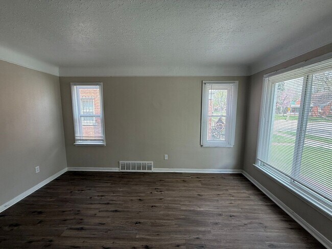 Building Photo - Fully Renovated 3-Bedroom Home – Move-In R...