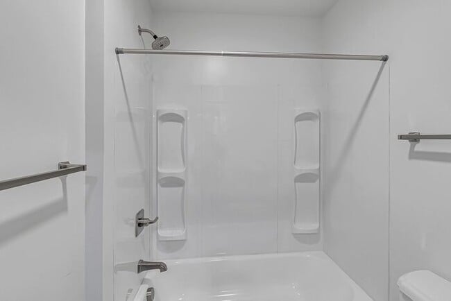 Building Photo - Renovated Upstairs 2-Bedroom, 2-Bath Apartment in Prime Downtown Location with 2 Office Spaces!