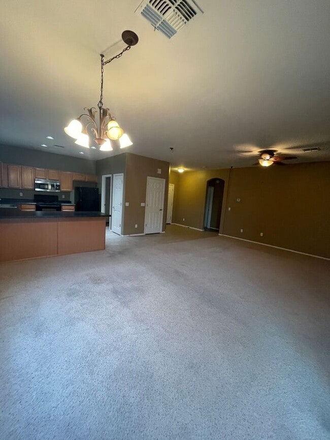 Building Photo - READY TO VIEW NOW! Spacious 3 Bed 2 Bath Home in Surprise Farms!