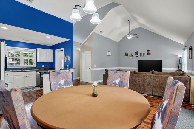 Building Photo - 211 Mikal Dr