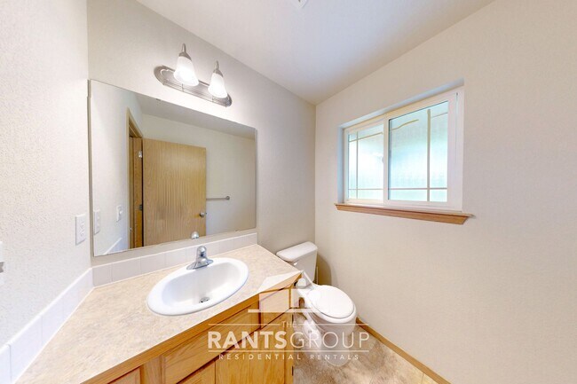 Building Photo - Great Location!  Quiet Neighborhood!