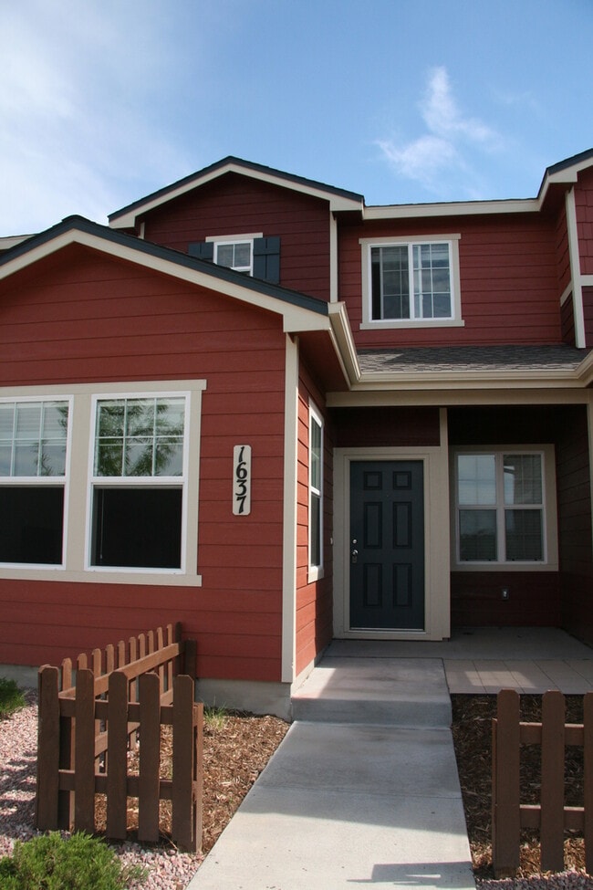 Building Photo - Two Story Townhouse in Old Colorado City!