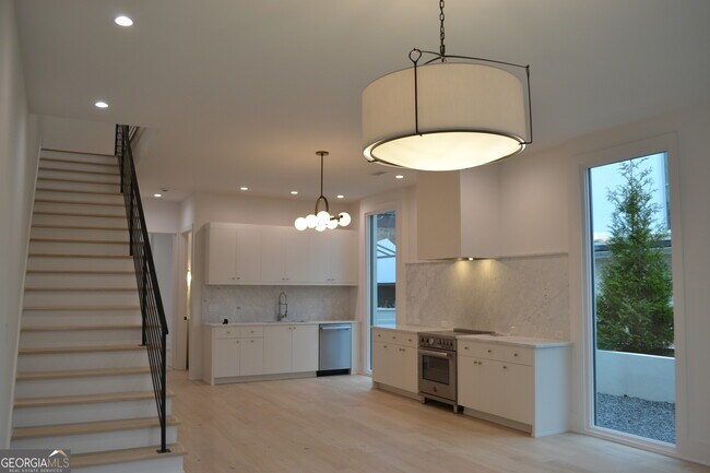 Building Photo - 370 2nd St