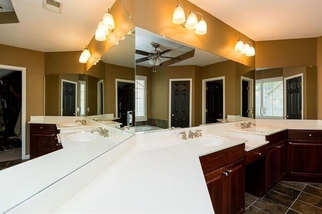 Building Photo - 14 Coopers Glen Dr SW