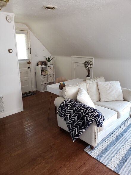 Building Photo - 557 4th St