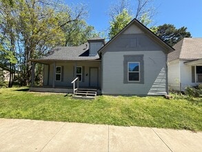 Building Photo - 3 BED, 2 BATH HOUSE.. WASHER AND DRYER CONNECTIONS. PETS ALLOWED.