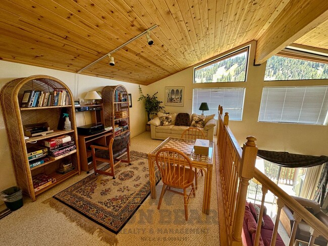 Building Photo - Cozy 2 Bedroom with side lake and Diamond ...