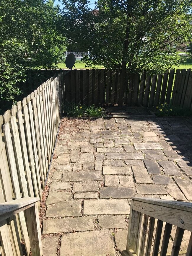 Building Photo - Modern Townhouse for rent (2bdrm; garage; yard)