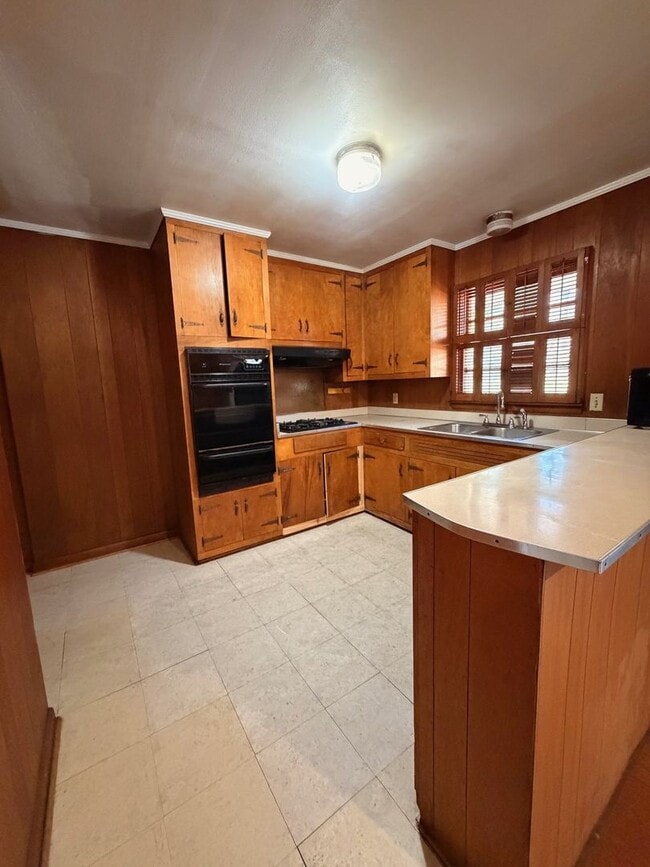 Building Photo - Fenced in Yard!