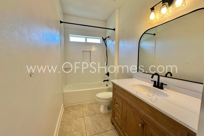 Building Photo - Gated South Crestview Community!