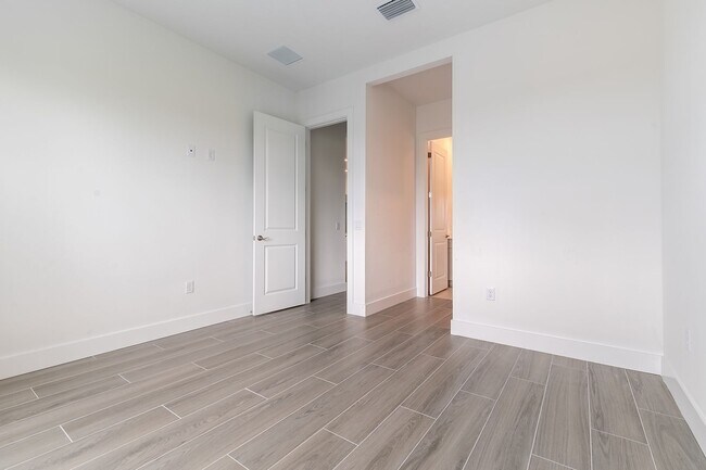 Building Photo - Exquisite 3-Bed 3.5-Bath Home in Prestigio...