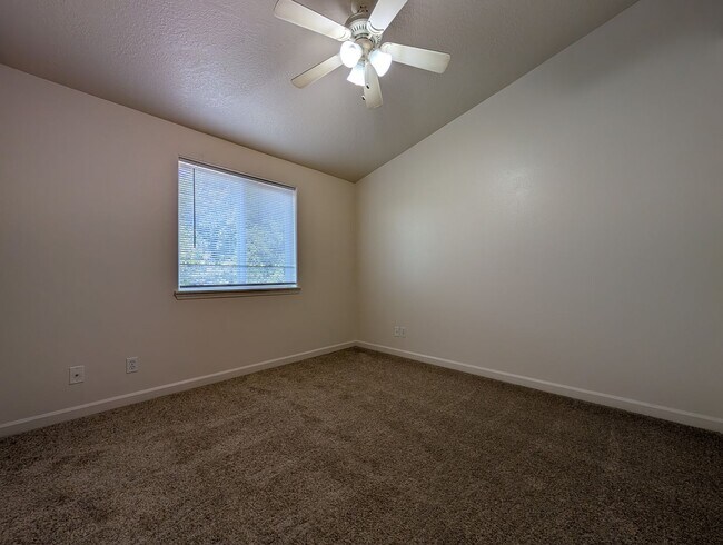 Building Photo - 3-Bedroom, 1.5-Bath Duplex In The Thurston Area of Springfield!