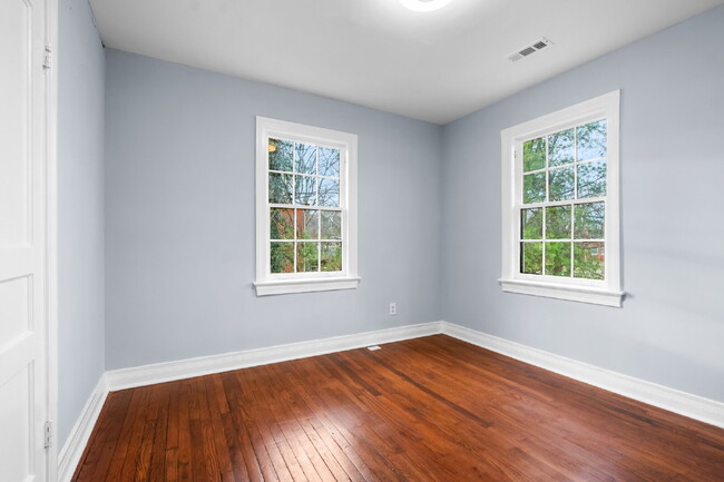 Building Photo - Fantastic 2 Bed, 1 Bath.  Walk to MTSU! Ut...
