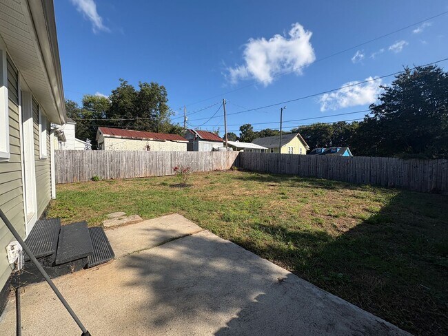 Building Photo - 2/2 Charming Home in West Greenville!