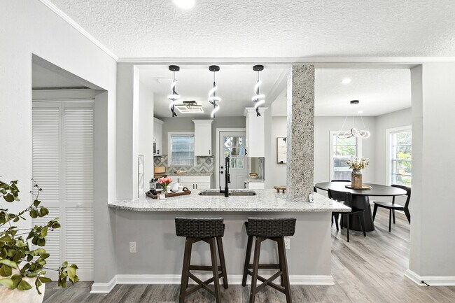 Building Photo - 2039 Dellwood Ave