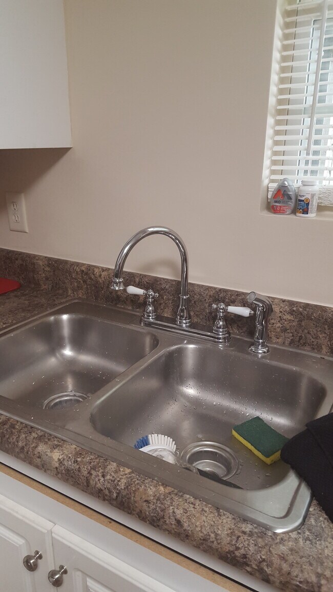 Building Photo - 2/1.5 End Unit Townhome close to downtown ...