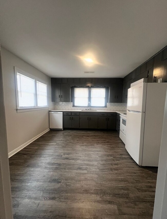 Building Photo - 4 bedroom 2 Bath - Available Now on Main Ave SW