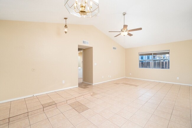 Building Photo - 3 bedroom Home with Pool and Spa