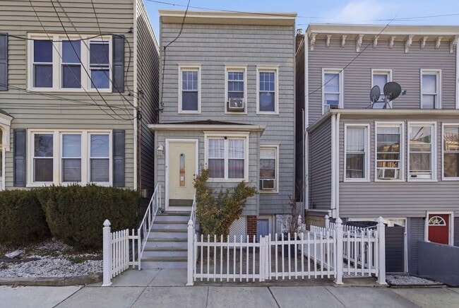 Building Photo - 470 Mallory Ave