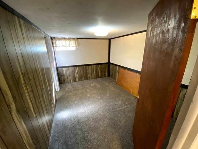 Building Photo - 4 Bedroom 1.5 Bath House with Washer and D...