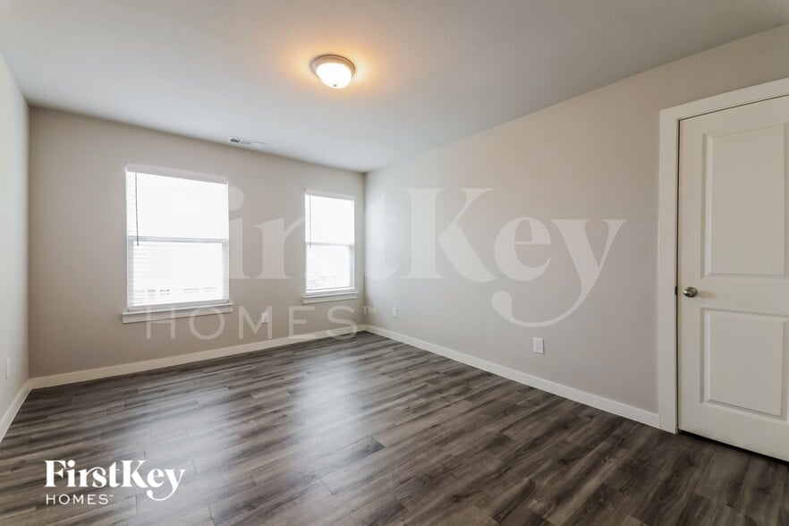 Building Photo - 607 Ava Trl