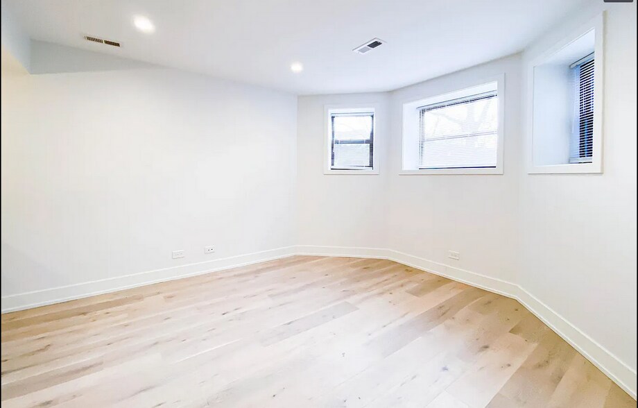 Building Photo - 1334 W Bryn Mawr Ave