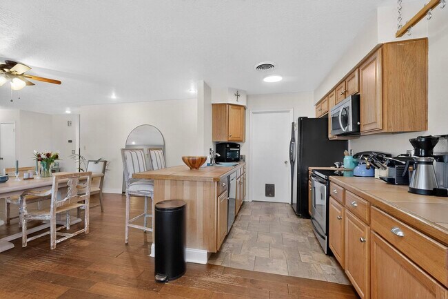 Building Photo - 6500 Martin Ct NE