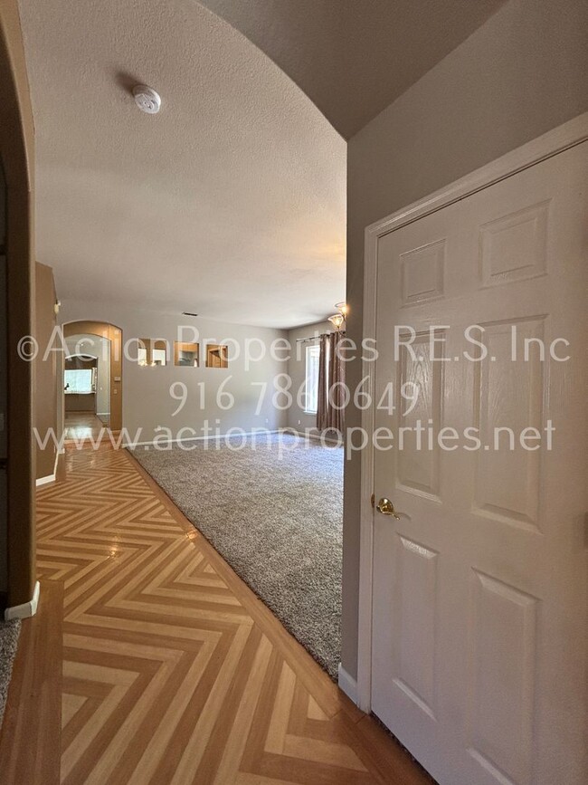 Building Photo - Single Story, Possible In-law or Great Hom...