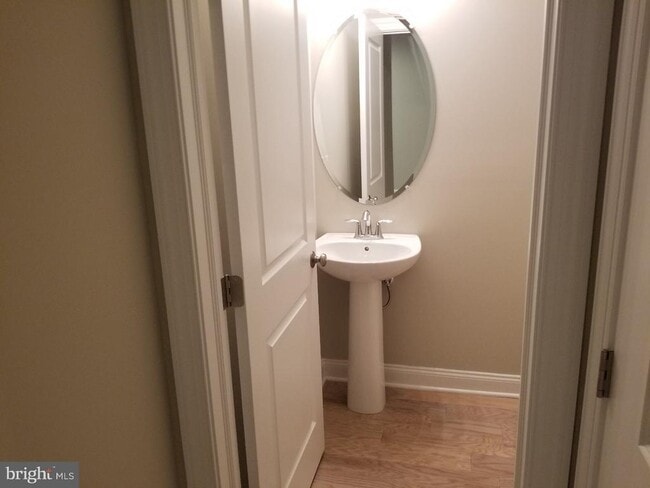 Building Photo - 754 W 2nd St