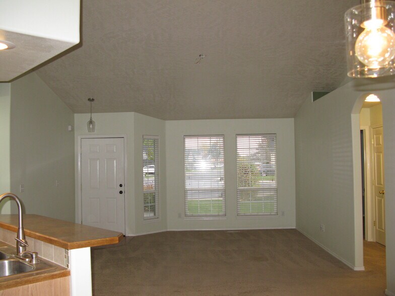 Building Photo - 2020 E Laguna Ave