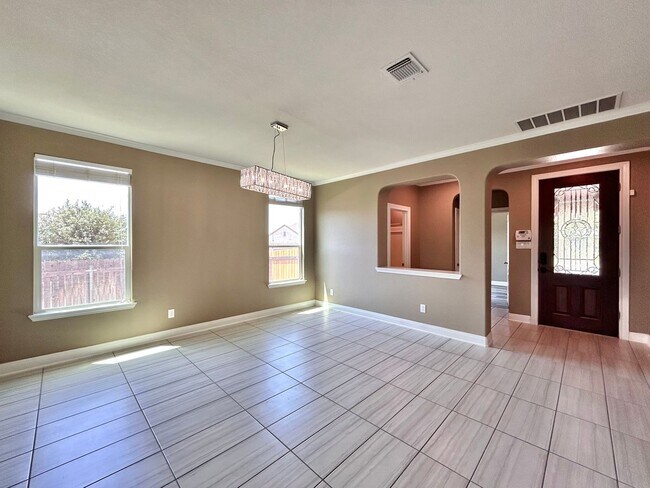 Building Photo - Modern 5/BR 3/BA Home with Spacious Living...