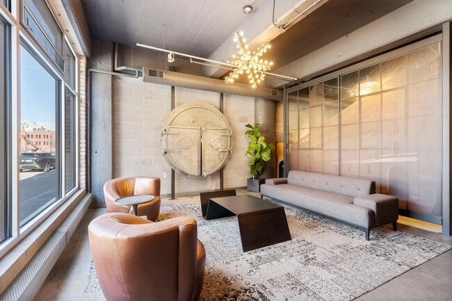 Building Photo - 700 N Washington Ave