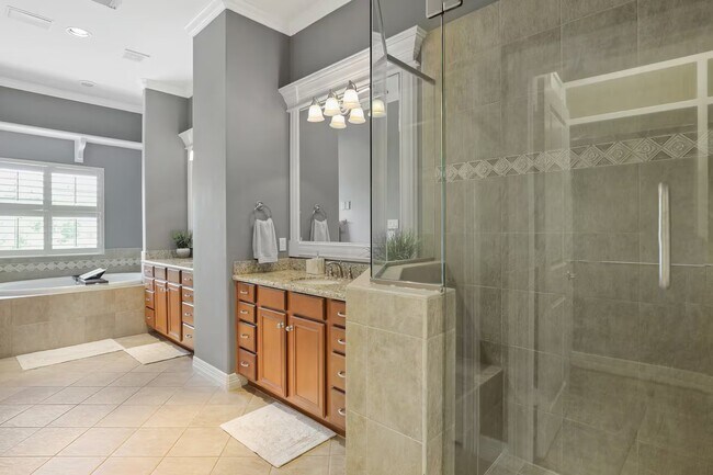 Building Photo - 2810 Helena St