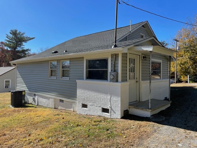 Building Photo - NEWLY RENOVATED 3 BED, 1.5 BATH WITH BONUS...