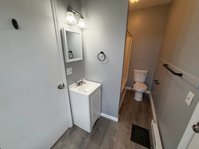 Building Photo - Gorgeous 1-bedroom, First floor! Apartment in quiet Pittsfield Street