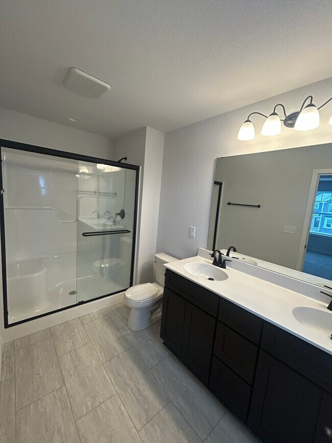 Building Photo - 664 E Blf Cir
