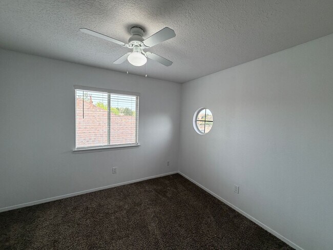 Building Photo - 3 Bedroom Home Available Near Paseo Del Norte Blvd NE & Rainbow Blvd NW!