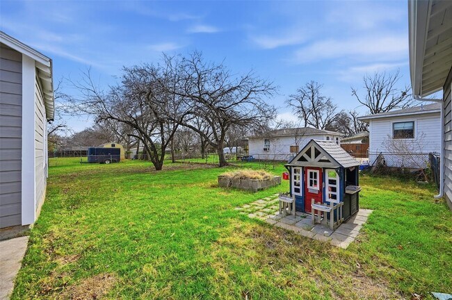 Building Photo - 418 Russell St