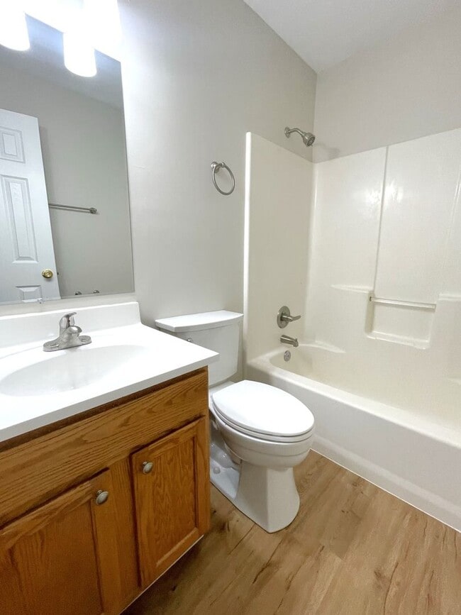 Building Photo - Spacious, 2 bedroom, 2.5 bath townhouse fo...