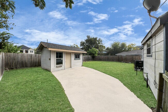 Building Photo - 3911 Anita St