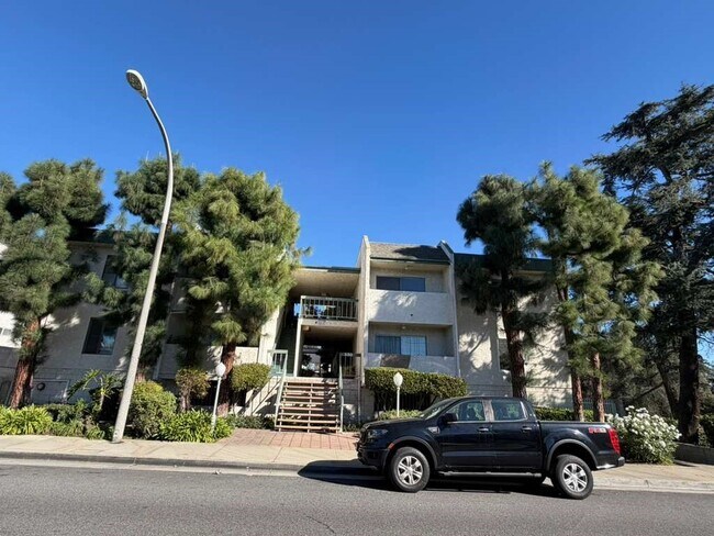 Building Photo - 330 N Chapel Ave