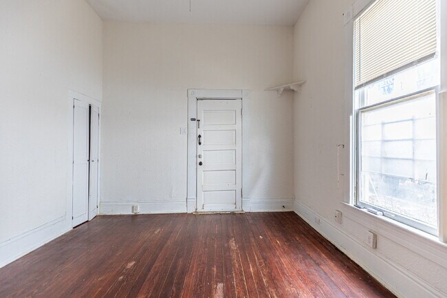 Building Photo - 426 W Woodlawn Ave